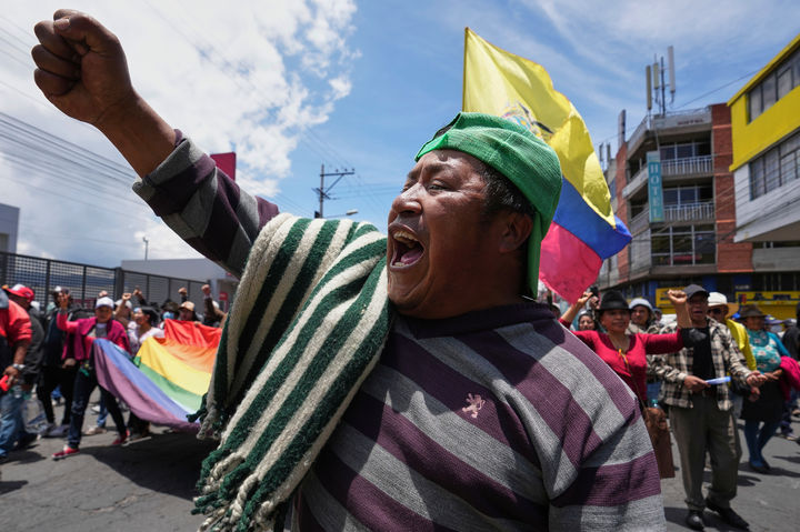 [라타쿤가=AP/뉴시스]&nbsp; 에콰도르 코토팍시주 라타쿤가에서 9월 22일 원주민들이 반정부 시위를 하며 구호를 외치고 있다. 시위는 전국적으로 확산되어 12일 수도 키토에서는 진압군과의 대규모 충돌이 일어났다. 2025.10.13.
