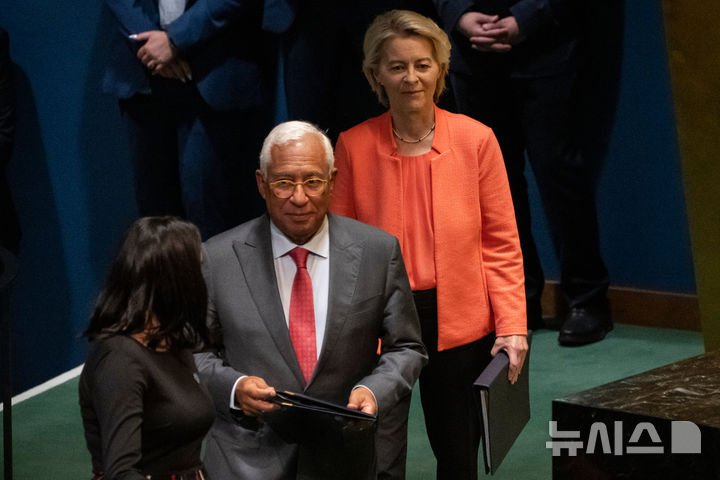 [유엔본부=AP/뉴시스] 안토니우 코스타 유럽연합(EU)정상회의 상임의장(앞)과 우르줄라 폰데어라이엔 EU집행위원장. (사진=뉴시스DB)