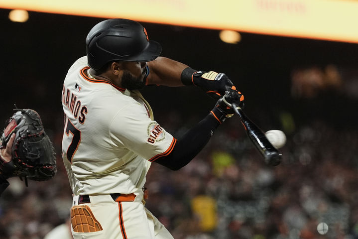 [샌프란시스코=AP/뉴시스]메이저리그(MLB) 샌프란시스코 자이언츠의 엘리엇 라모스가 23일(한국 시간) 미국 캘리포니아주 샌프란시스코의 오라클파크에서 벌어진 2025 MLB 세인트루이스 카디널스와의 경기에 1번 좌익수로 선발 출전해 1회 선제 솔로포를 작렬하고 있다. 2025.09.23.