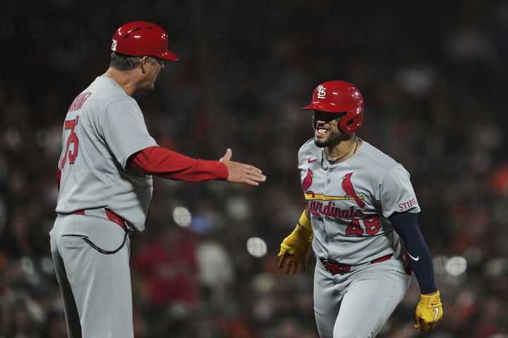 [샌프란시스코=AP/뉴시스]메이저리그(MLB) 세인트루이스 카디널스의 이반 에레라가 23일(한국 시간) 미국 캘리포니아주 샌프란시스코의 오라클파크에서 벌어진 2025 MLB 샌프란시스코 자이언츠와의 경기에 2번 지명 타자로 선발 출전해 5회 동점 투런포를 쏘아올린 뒤 기뻐하고 있다. 2025.09.23.