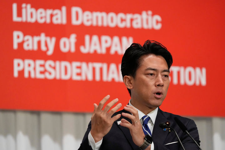 [도쿄=AP/뉴시스] 사진은 고이즈미 농림수산상이 지난 23일 도쿄 자민당 당사에서 열린 자민당 총재 선거 후보 합동 기자회견에서 질문에 답하고 있는 모습. 2025.09.26.