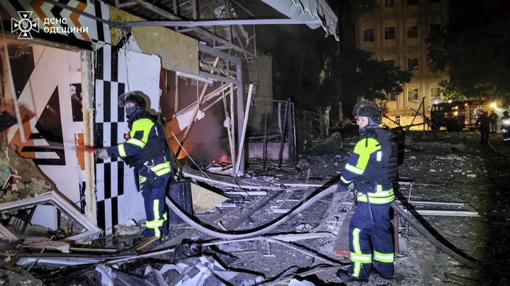 [타타르부나리=AP/뉴시스] 러시아가 우크라아나 남부 오데사를 공습해 항구에 화재가 발생하고 대규모 정전 사태가 벌어졌다. 사진은 우크라이나 비상사태국이 제공한 사진으로 지난 9월 23일(현지 시간) 오데사주 타타르부나리에서 소방관들이 러시아의 미사일 공격을 받은 건물의 불을 끄는 모습. 2025.12.22. 