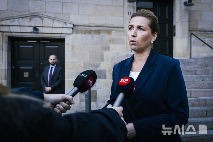 [AP/뉴시스] 덴마크의 메테 프레데릭센 총리가 23일 관저 도어 앞에서 전날밤 공항 드론비행 사건에 관한 질문을 받고 답하고 있다