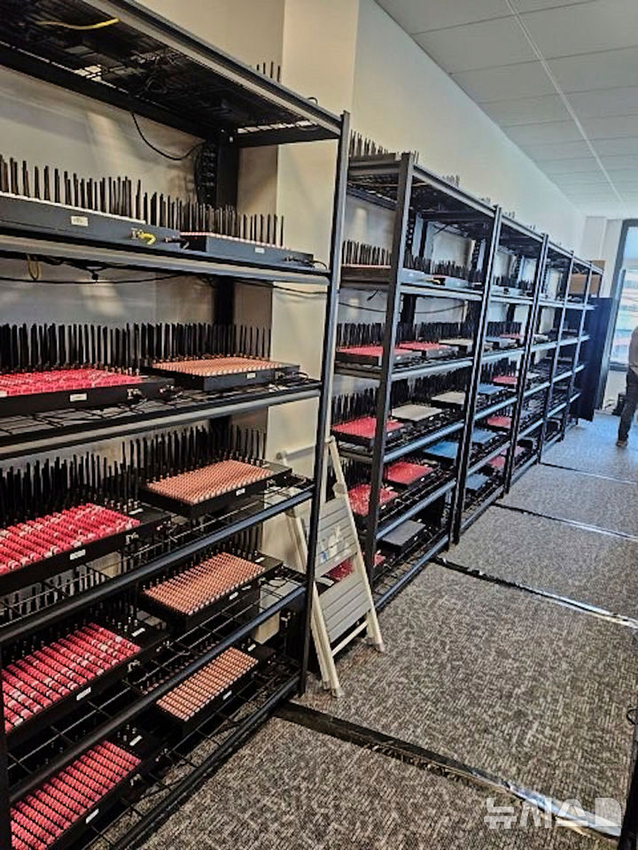 [AP/뉴시스] 미 뉴욕 파견 비밀경호국이 22일 제공한 사진으로 수색 압수된 유심 박스들이 적발 장소에 놓여 있다