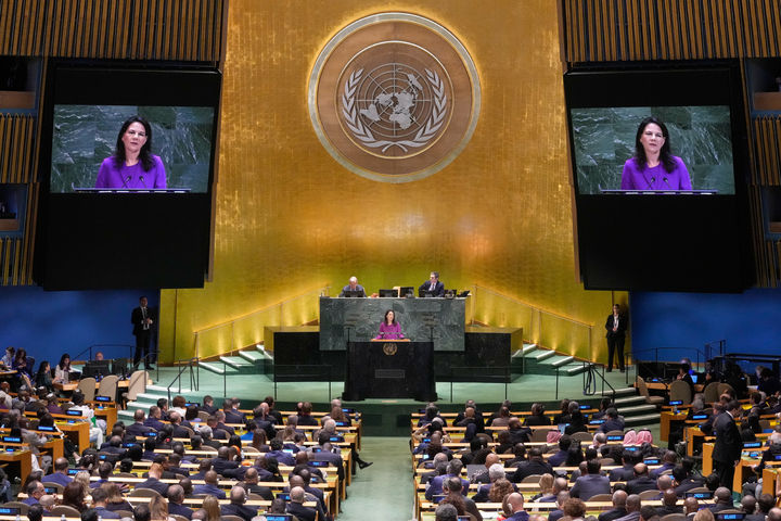 [뉴욕=AP/뉴시스] 아날레나 베어보크 유엔총회 의장이 23일(현지 시간) 미국 뉴욕 유엔본부에서 열린 제80회 유엔총회 고위급 회기에서 발언하고 있다. 2025.09.24.