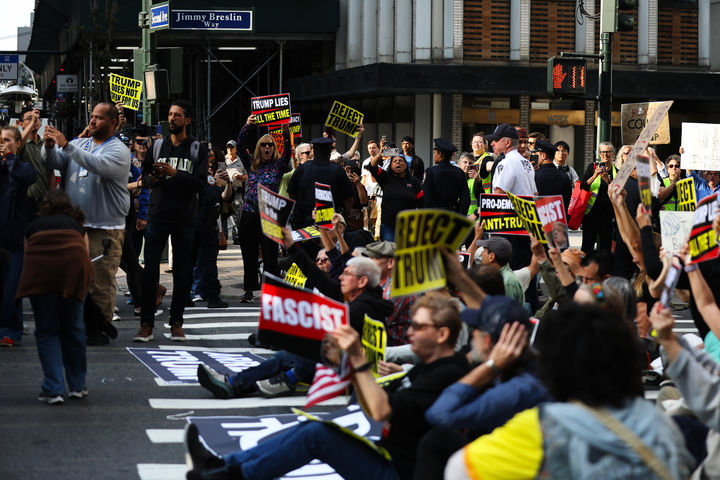[뉴욕=AP/뉴시스] 23일(현지 시간) 미국 뉴욕에서 열린 제80차 유엔 총회 기간 반트럼프 시위대가 뉴욕 맨해튼 42번가 교차로에 앉아 시위를 벌이고 있다. 2025.09.24.