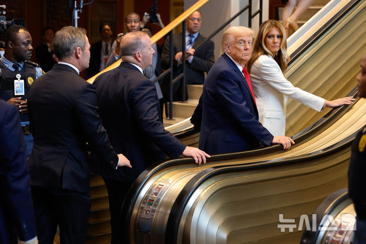 [뉴욕=AP/뉴시스] 도널드 트럼프 미국 대통령과 멜라니아 트럼프 여사가 23일(현지 시간) 미국 뉴욕의 유엔 본부에서 열린 제80차 고위급 회기 일반토의 참석을 위해 에스컬레이터를 이용하고 있다. 2025.09.25.
