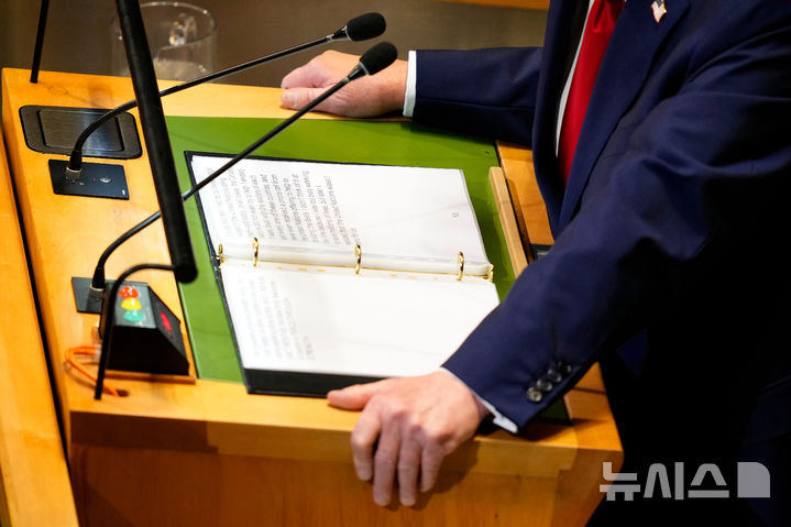 [뉴욕=AP/뉴시스]도널드 트럼프 미국 대통령이 23일(현지 시간) 미국 뉴욕의 유엔 본부에서 열린 제80차 고위급 회기 일반토의에서 연설하고 있다. 트럼프 대통령의 유엔 총회 연설은 5년만이며, 직접 총회장에서 연설하는 것은 2019년 이후 처음이다. 2025.09.24.