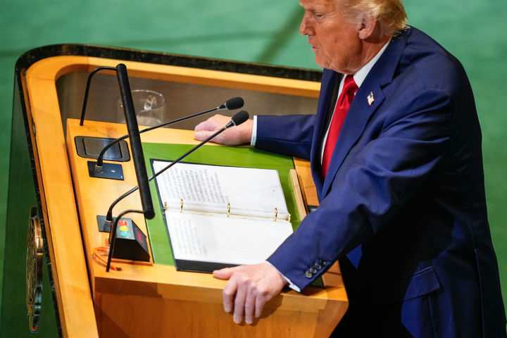 [뉴욕=AP/뉴시스]도널드 트럼프 미국 대통령이 23일(현지 시간) 미국 뉴욕의 유엔 본부에서 열린 제80차 고위급 회기 일반토의에서 연설하고 있다. 트럼프 대통령의 유엔 총회 연설은 5년만이며, 직접 총회장에서 연설하는 것은 2019년 이후 처음이다. 2025.09.24.