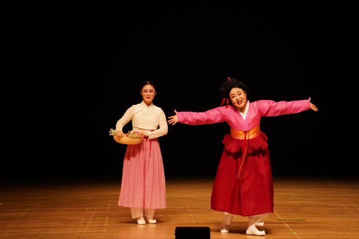 [대구=뉴시스] 김성녀의 마당놀이 공연 모습. (사진=대구 아양아트센터 제공) 2025.09.23. photo@newsis.com *재판매 및 DB 금지