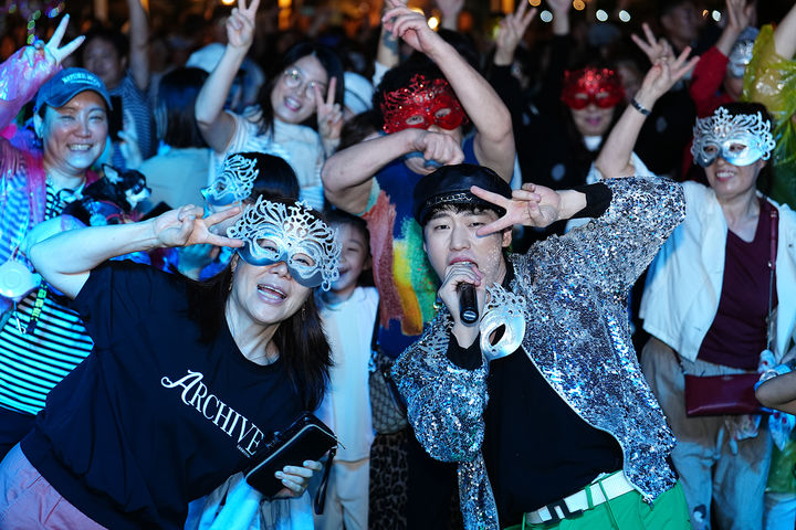 [대구=뉴시스] 지난해 금호강 바람소리길 축제 힙존에서 펼쳐진 가면 무도회 댄스 모습. (사진=행복북구문화재단 제공) 2025.09.23. photo@newsis.com *재판매 및 DB 금지