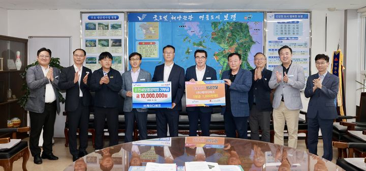 [보령=뉴시스] 케이디에프 보령시 기부금 전달식 기념촬영. (사진=보령시청 제공) 2025.09.23. photo@newsis.com *재판매 및 DB 금지