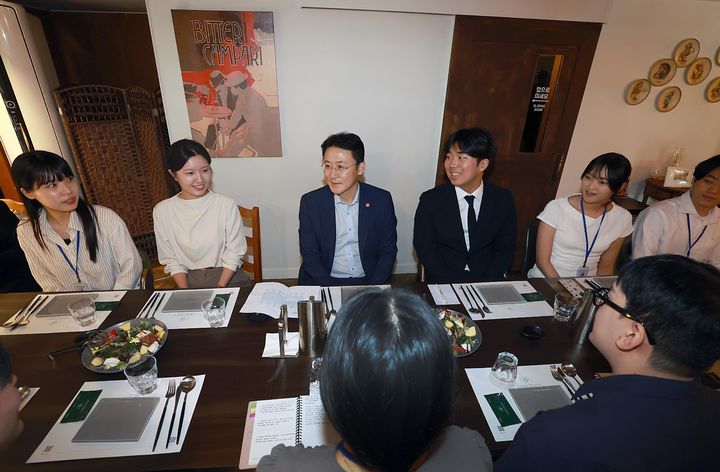 [서울=뉴시스] 금융위원회는 권대영 금융위원회 부위원장이 전날 금융위 청년인턴과 오찬 간담회를 진행했다고 23일 밝혔다. (사진=금융위원회) photo@newsis.com *재판매 및 DB 금지