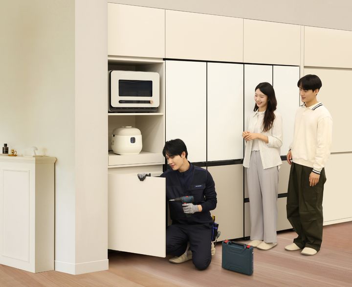 [서울=뉴시스]삼성전자가 23일부터 가구장 리폼부터 제품 설치, 사후 관리까지 원스톱으로 제공하는 '가전 가구장 리폼 서비스'를 시작한다. (사진 = 삼성전자) photo@newsis.com *재판매 및 DB 금지