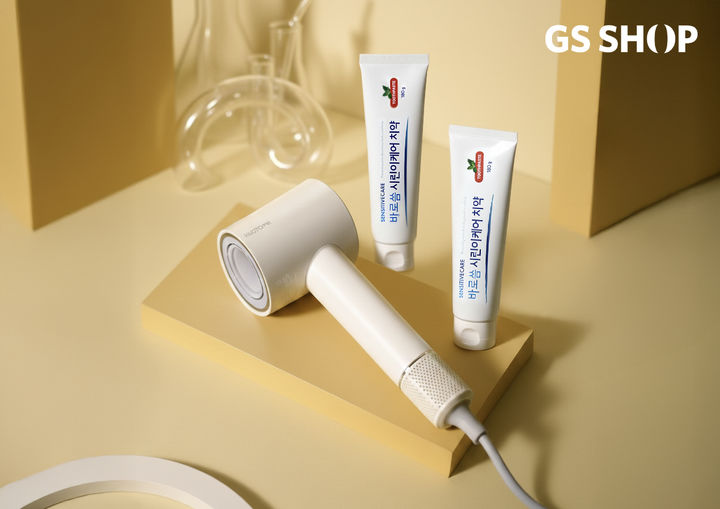 GS샵이 선보인 '바로씀 시린이케어 치약'과 '휴스톰 BLDC 이오닉 플라스마 헤어 드라이기'.(사진=GS리테일 제공) *재판매 및 DB 금지