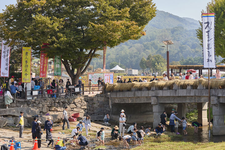 [아산=뉴시스] 아산시가 10월 17일부터 19일까지 외암민속마을에서 제24회 짚풀문화제를 개최한다. (사진=아산시 제공) 2025.09.23 photo@newsis.com *재판매 및 DB 금지