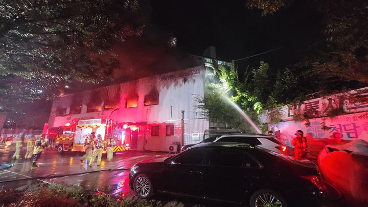 [전주=뉴시스] 지난 22일 오후 10시20분께 전주시 덕진구 여의동의 한 자동차 용품점에서 불이 나 소방대원들이 진화 작업을 벌이고 있다. (사진=전북도소방본부 제공) 2025.09.23. photo@newsis.com *재판매 및 DB 금지