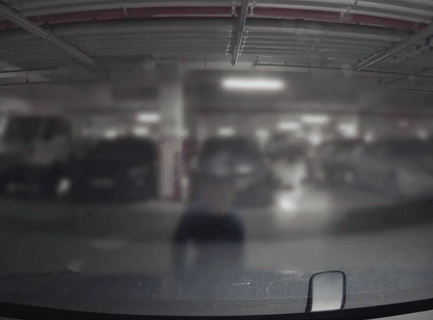 [뉴시스]아파트 주차장에서 한 아이가 주차된 차량 보닛을 페트병으로 내리치는 장면이 블랙박스에 포착돼 온라인에서 화제가 되고 있다.(영상=보배드림 캡쳐).2025.09.23 *재판매 및 DB 금지