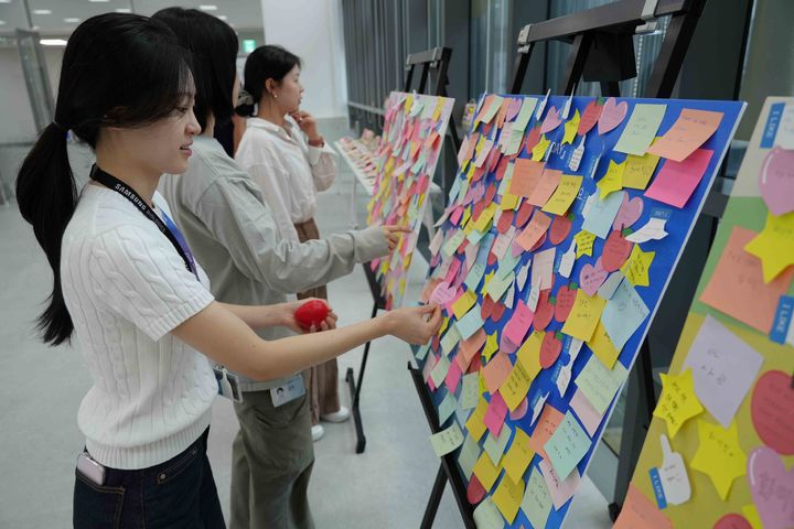 [서울=뉴시스] 삼성바이오로직스는 22~26일 닷새간을 마음챙김 위크(Week)로 지정하고 마음건강 증진을 위한 다양한 프로그램을 운영한다고 23일 밝혔다. (사진=삼성바이오로직스 제공) 2025.09.23. photo@newsis.com *재판매 및 DB 금지