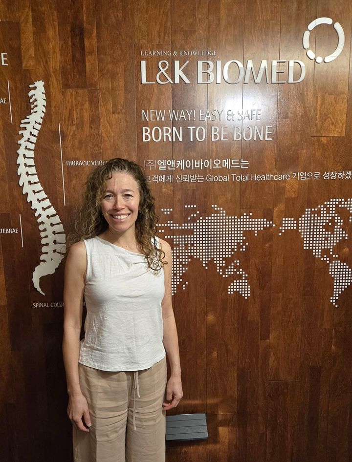 흉벽기형 수술 권위자 맥마혼 박사가 엘앤케이바이오 본사 방문 기념 사진을 촬영하고 있는 모습. (사진=엘앤케이바이오) *재판매 및 DB 금지