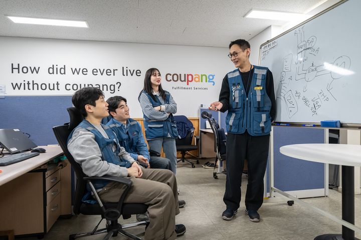 [서울=뉴시스] 쿠팡풀필먼트서비스(CFS)가 오토메이션 직군 인력 규모가 지난해 초와 비교해 가파르게 늘어나고 있다고 23일 밝혔다. (사진=쿠팡 제공) *재판매 및 DB 금지