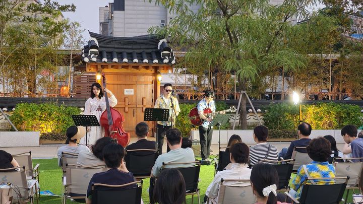 [수원=뉴시스] 정조테마공연장 '어울야락' 공연. (사진=수원문화재단 제공) 2025.09.23. photo@newsis.com *재판매 및 DB 금지