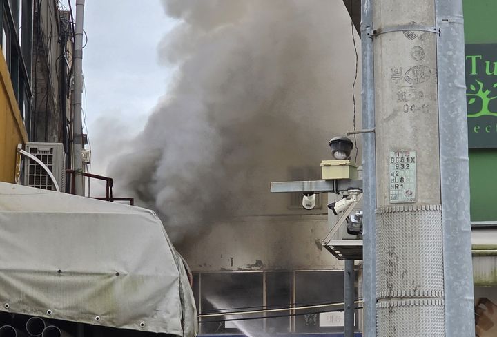 [태안=뉴시스] 23일 오전 6시32분께 충남 태안군 태안읍 남문리의 한 2층 상가 건물에서 불이 나 연기가 하늘로 치솟고 있다. (사진=독자 제공) 2025.09.23. photo@newsis.com *재판매 및 DB 금지