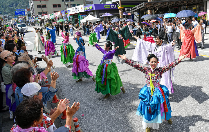 정선아리랑제 거리 퍼레이드 모습.(사진=정선군 제공) *재판매 및 DB 금지