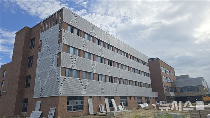 [여주=뉴시스]역세권 지역에 신설 공사 중인 여주초등학교(사진=여주교육지원청 제공) 2025.09.23.photo@newsis.com