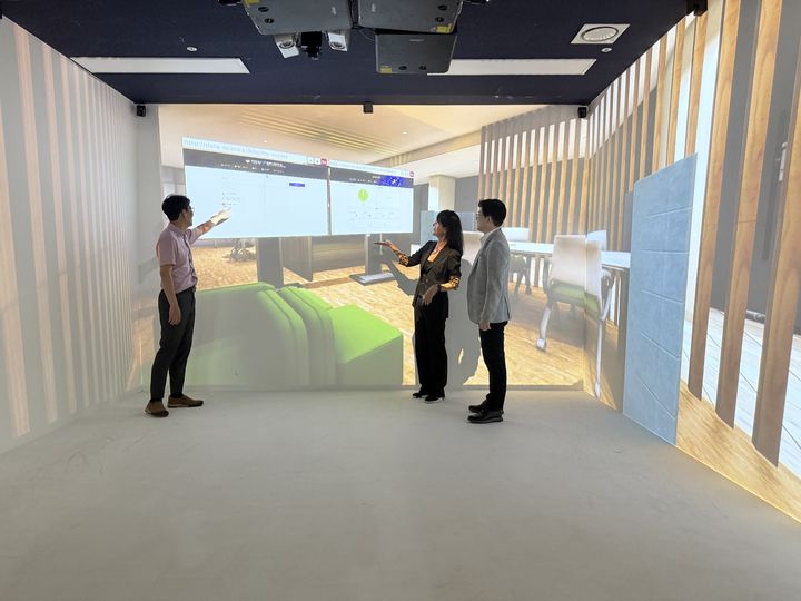 [서울=뉴시스] 경희대 메타버스 융합대학원 XR스튜디오 실증 화면. (왼쪽부터) 전석희 교수, 이상민 교수, 방준성 ㈜와이매틱스 대표. (사진=경희대 제공) 2025.09.23. photo@newsis.com *재판매 및 DB 금지