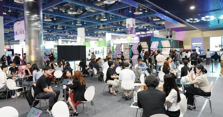 2025 국제방송영상마켓 바이어 라운지 내 미팅 중인 참가사 및 바이어 모습. (사진=한국콘텐츠진흥원 제공) *재판매 및 DB 금지