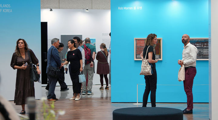 [서울=뉴시스] 인천공항을 방문한 여객들이 ‘한국-네덜란드 장애예술인 해외교류 전시회 '하늘산책(SKY WALK)’ 전시를 관람하고 있다. 2025.09.23. (사진=인천공항공사 제공) photo@newsis.com *재판매 및 DB 금지