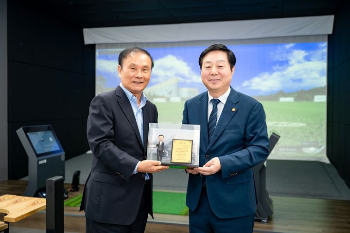 [대전=뉴시스] 제막식에서 기념촬영을 하는 김영찬 유원골프재단 김영찬 이사장과 충남대 김정겸 총장(사진 왼쪽부터). 2025.09.23. photo@newsis.com *재판매 및 DB 금지