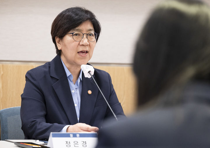 [서울=뉴시스] 정은경 보건복지부장관은 지난 22일 서울 여의도 전경련회관 컨퍼런스센터에서 출입기자단 정책간담회를 열고 이재명 정부 보건복지 분야 11개 국정과제에 대한 계획과 입장을 밝혔다. (사진=복지부 제공) 2025. 9. 23. *재판매 및 DB 금지