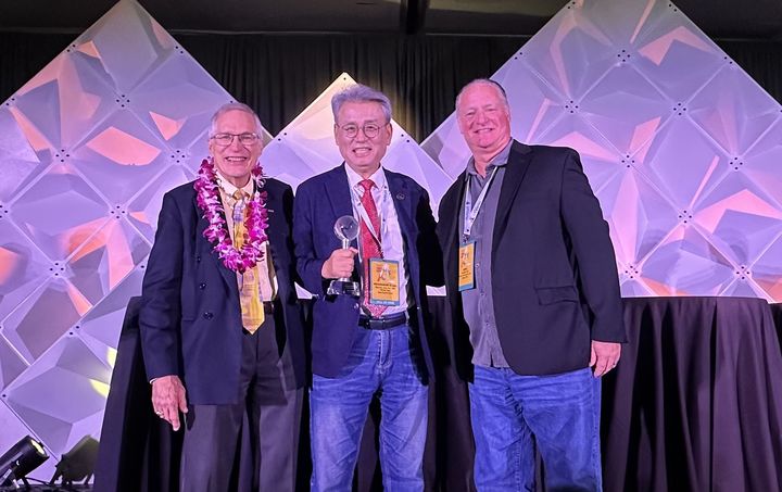 [대전=뉴시스] 세계축제협회 창립 70주년 컨벤션&엑스포 공식 시상식에서 명예의 전당에 헌액된 정강환 배재대 관광축제한류대학원장. (사진=배재대 제공) 2025.0923. *재판매 및 DB 금지