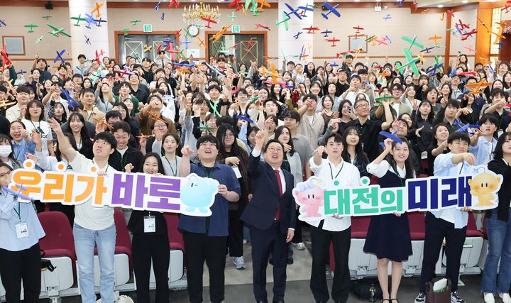 [대전=뉴시스]대전시는 23일 오전 서구 KT대전인재개발원에서 2025년 신규 임용후보자 321명을 대상으로 '소통토크'를 열었다. 2025. 09. 23 photo@newsis.com *재판매 및 DB 금지