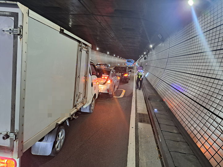 [부산=뉴시스] 22일 오후 6시10분께 부산 남구 황령터널(전포동 방면) 안에서 1t 트럭이 정차 중인 택시를 들이받는 등 3중 추돌사고가 났다. (사진=부산경찰청 제공) 2025.09.23. photo@newsis.com *재판매 및 DB 금지
