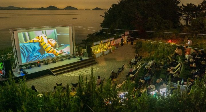 [창원=뉴시스]2024년 5월 경남 통영 추도에서 열린 '제1회 추도 섬 영화제' 영화 관람 모습.(자료사진=경남도 제공) 2025.09.23. photo@newsis.com *재판매 및 DB 금지