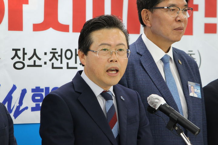 [천안=뉴시스] 최영민 기자=장기수 더민주충남혁신회의 상임공동대표가 23일 천안시청 브리핑실에서 미국 트럼프 행정부의 불평등 투자 강요에 대한 규탄 기자회견을 갖고 있다. 2025.09.23 ymchoi@newsis.com *재판매 및 DB 금지