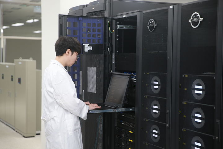 [세종=뉴시스] 농촌진흥청은 슈퍼컴퓨터 도입 2주년을 맞아 '슈퍼컴퓨팅센터 성과 및 앞으로의 계획'을 23일 밝혔다. 사진은 전북 전주시 농진청 슈퍼컴퓨팅센터 모습. (사진=농진청 제공) 2025.09.23. photo@newsis.com *재판매 및 DB 금지