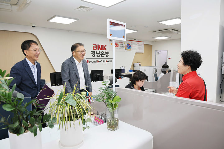 [창원=뉴시스] 강경국 기자 = 장금용 경남 창원시장 권한대행이 지류 누비전 판매 첫날인 23일 은행을 찾아가 상품권 구매를 위해 대기 중인 시민들과 인사를 나누고 있다. (사진=창원시청 제공). 2025.09.23. photo@newsis.com *재판매 및 DB 금지