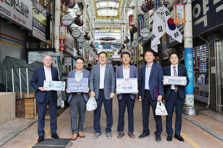 [창원=뉴시스] 강경국 기자 = 장금용 경남 창원시장 권한대행이 지류 누비전 판매 첫날인 23일 반송시장에서 추석 용품을 구입한 후 누비전 활성화 캠페인에 참여하고 있다. (사진=창원시청 제공). 2025.09.23. photo@newsis.com *재판매 및 DB 금지