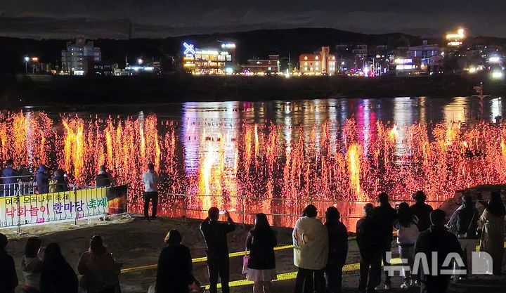 [여주=뉴시스]지난해 남한강변을 수놓은 여주오곡나루 낙화놀이축제(사진=뉴시스 DB) photo@newsis.com