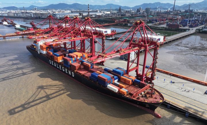 [서울=뉴시스] 컨테이너선 이스탄불 브리지호가 22일 저장성 닝보-저우산 항구에 정박해 있다.(출처: 글로벌 타임스) 2025.09.23. *재판매 및 DB 금지