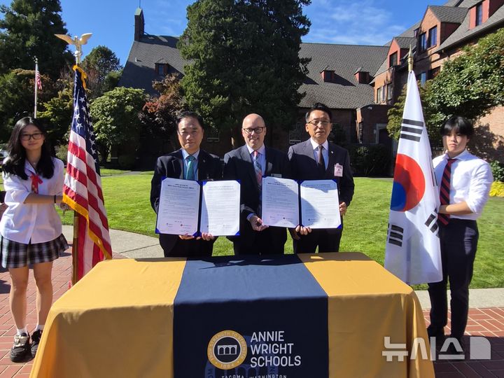 [평택=뉴시스] 1-1 평택시-애니 라이트 스쿨 평택국제학교 설립 양해각서 체결 모습(사진=평택시 제공) 2025.09.23.photo@newsis.com 