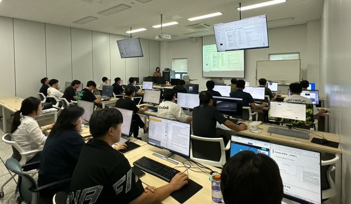 [전주=뉴시스] 전북도가 시행하는 '전북 자동차산업 위기대응 지원사업'의 일환으로 준비된 인공지능 서비스 시나리오 기획 향상 교육이 이뤄지고 있다. (사진=전북특별자치도 제공) photo@newsis.com *재판매 및 DB 금지