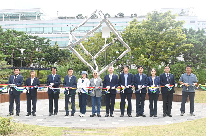 [부산=뉴시스] 국립부경대학교는 동문이자 지역 조각가인 권달술씨가 조형물 작품을 기증했다고 23일 밝혔다. (사진=부경대 제공) 2025.09.23. photo@newsis.com *재판매 및 DB 금지