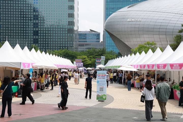 [산청=뉴시스] 지난 6월 상암 화광장에서 열린 서울 희망장터 모습 (사진=산청군 제공) 2025. 09. 23. photo@newsis.com *재판매 및 DB 금지