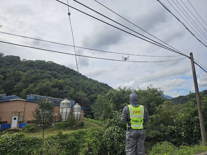 [합천=뉴시스] 합천군, 아프리카돼지열병 차단방역 위해 드론 방제 (사진=합천군 제공) 2025. 09. 23. photo@newsis.com *재판매 및 DB 금지