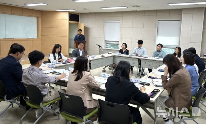 [포항=뉴시스] 송종욱 기자 = 지난 22일 포항시청 드림스타트실에서 지구촌 엑스포 개최를 앞두고 최종 보고회를 열어 교통 대책, 안전 관리, 현장 운영 인력 등 세부 준비 사항을 점검했다. (사진=포항시 제공) 2025.09.23. photo@newsis.com